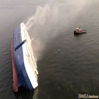 突發(fā)！載四千輛汽車(chē)滾裝船傾覆！船體仍在傾斜中