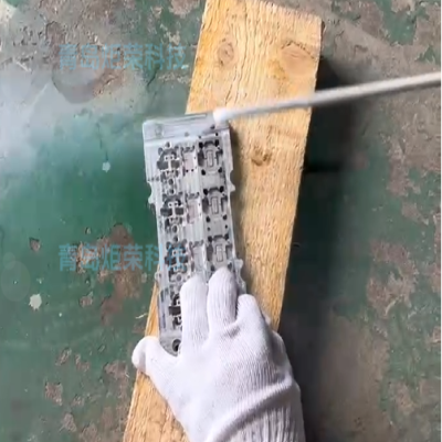 干冰清洗機(jī)：電路板膠點(diǎn)污垢的“清道夫”